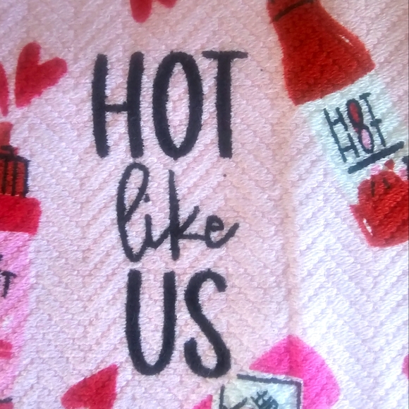 Envogue 2pc Valentines Day Pink/Red "HOT LIKE US" Hearts Kitchen Towels - Picture 3 of 5